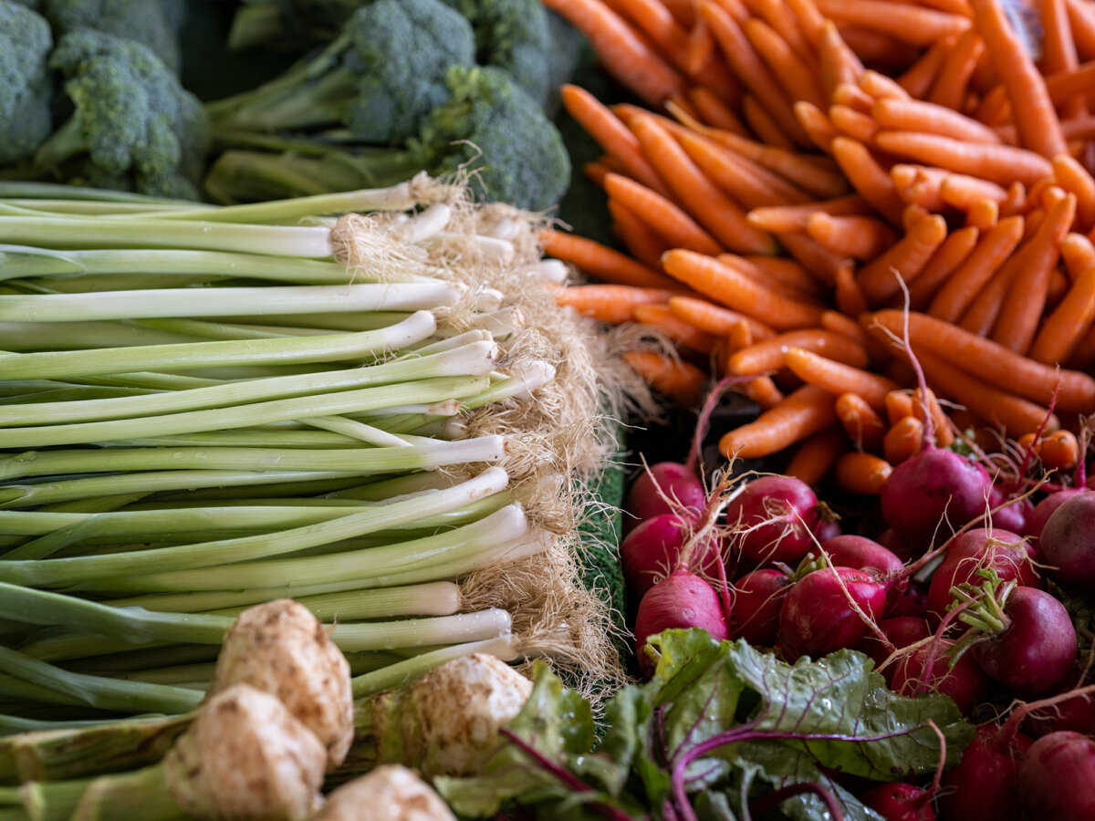 Many supermarket vegetables retain life even after use, and with patience, can produce food again. (Engin Akyurt/Pexels)