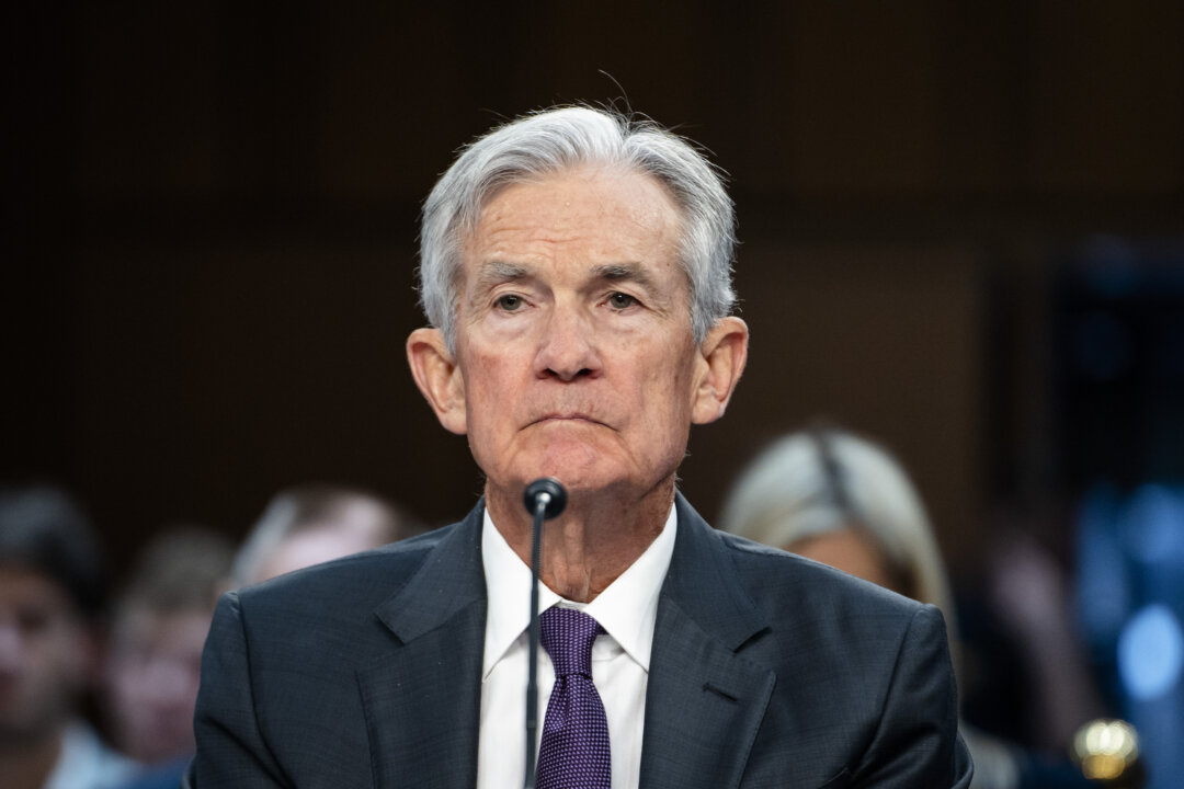 Fed’s Powell Signals Possible Rate Cut, Markets Rally | The Epoch Times