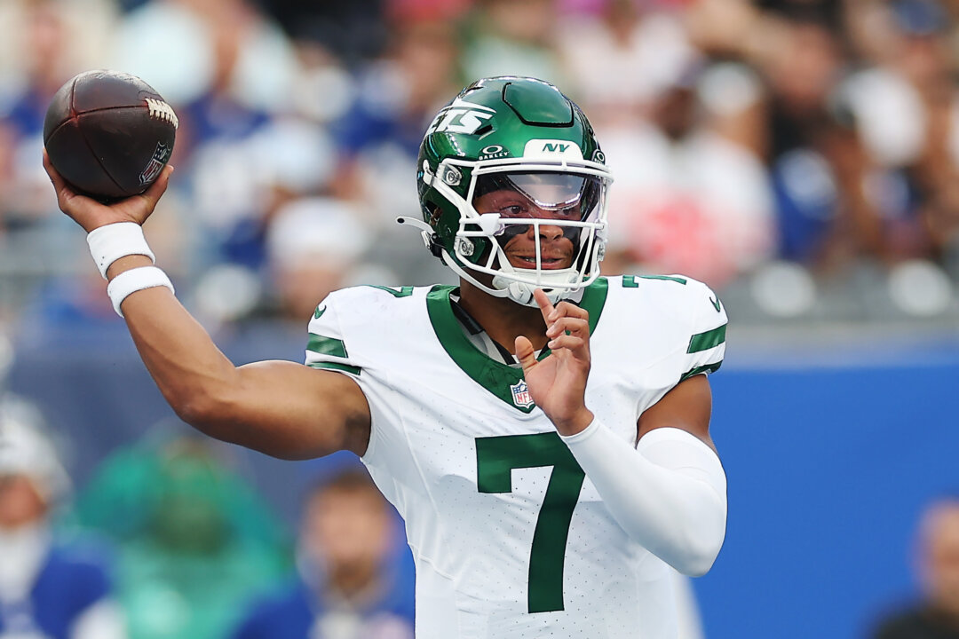 Jets Retain Justin Fields Amid Low QB Ratings, Plans for 2026 Prospect