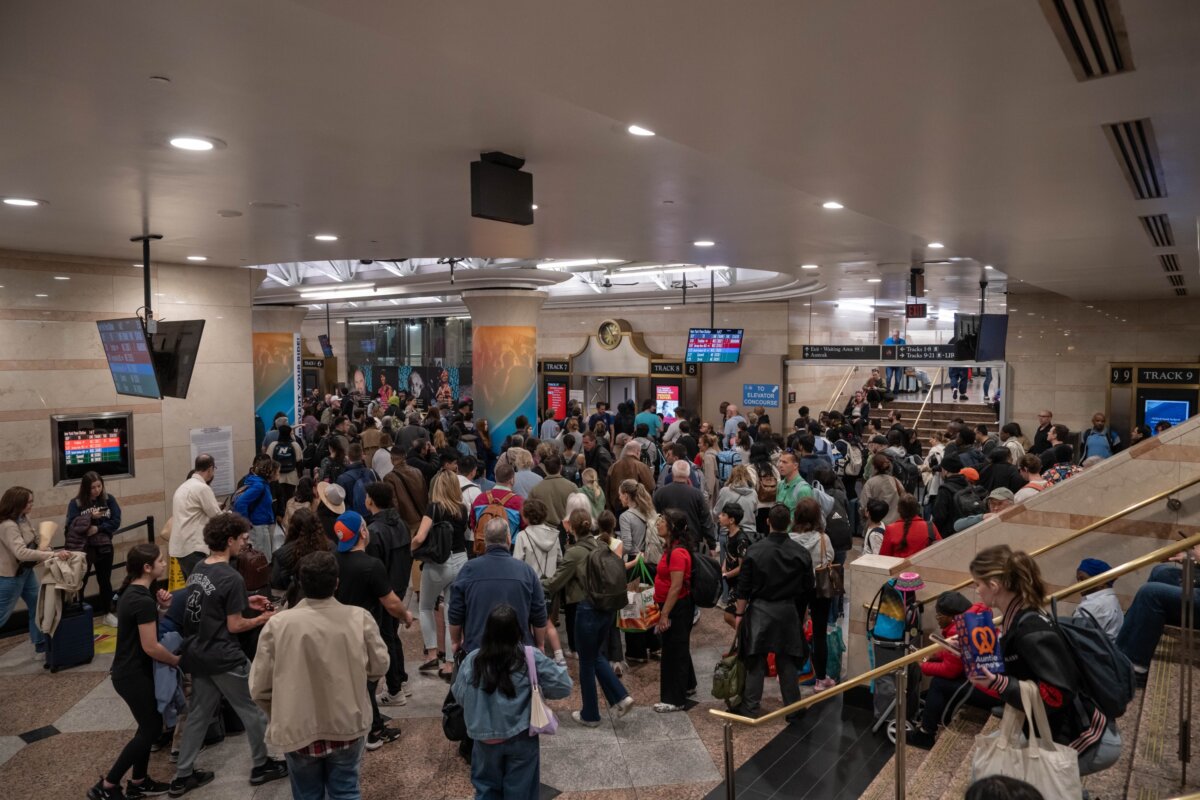 People crowd as they attempt to board trains inside Penn Station in New York City. (Adam Gray/Getty Images)
