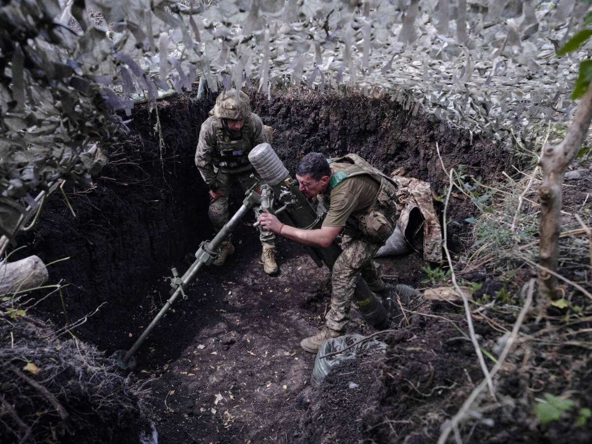 Ukrainian soldiers fire a mortar at Russian positions near Kostyantynivka, Ukraine, on Aug. 26, 2025. (Iryna Rybakova/Ukraine's 93rd Mechanized Brigade via AP)