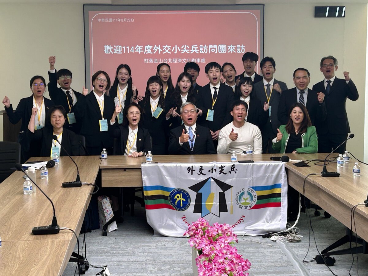 A delegation of students from Taiwan’s Teen Diplomatic Envoys program visits the Taipei Economic and Cultural Office in San Francisco on Aug. 28, 2025. Group leader Chen Yi-jun (front, 2nd L) and acting director of the cultural office Chu Yung-chang (front C) joined the students for a group photo. (Nathan Su/The Epoch Times)
