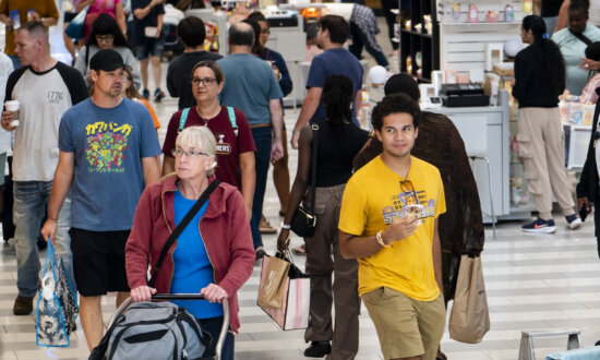 US Consumer Sentiment Sinks in August After 2-Month Rebound: UMich