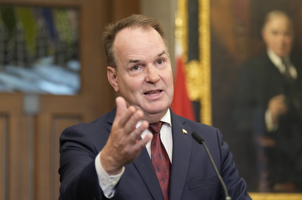 Government House Leader Steven MacKinnon speaks in the foyer of the House of Commons on Parliament Hill in Ottawa on Sept. 15, 2025. (The Canadian Press/Adrian Wyld)