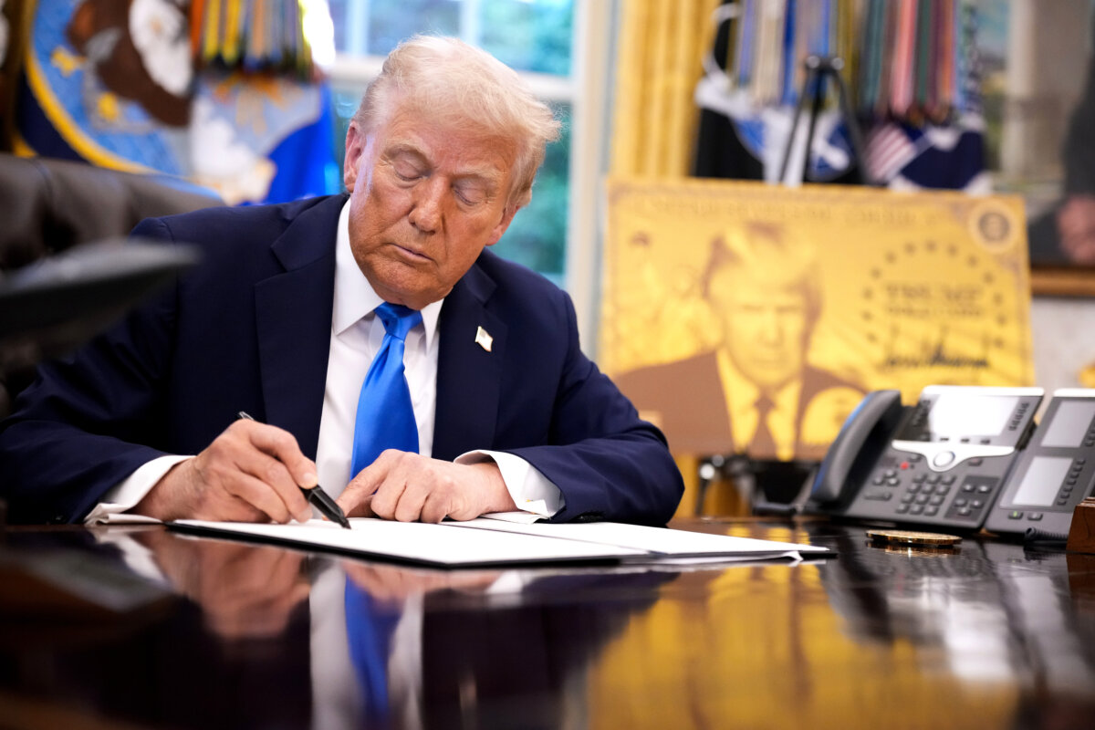 President Donald Trump signs an executive order in the Oval Office at the White House on Sept. 19, 2025. (Andrew Harnik/Getty Images)