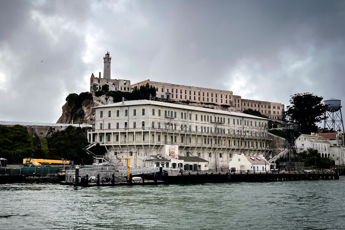 Alcatraz Island in the San Francisco Bay. (Edited by The Epoch Times, BlackBoxGuild/Freepik)