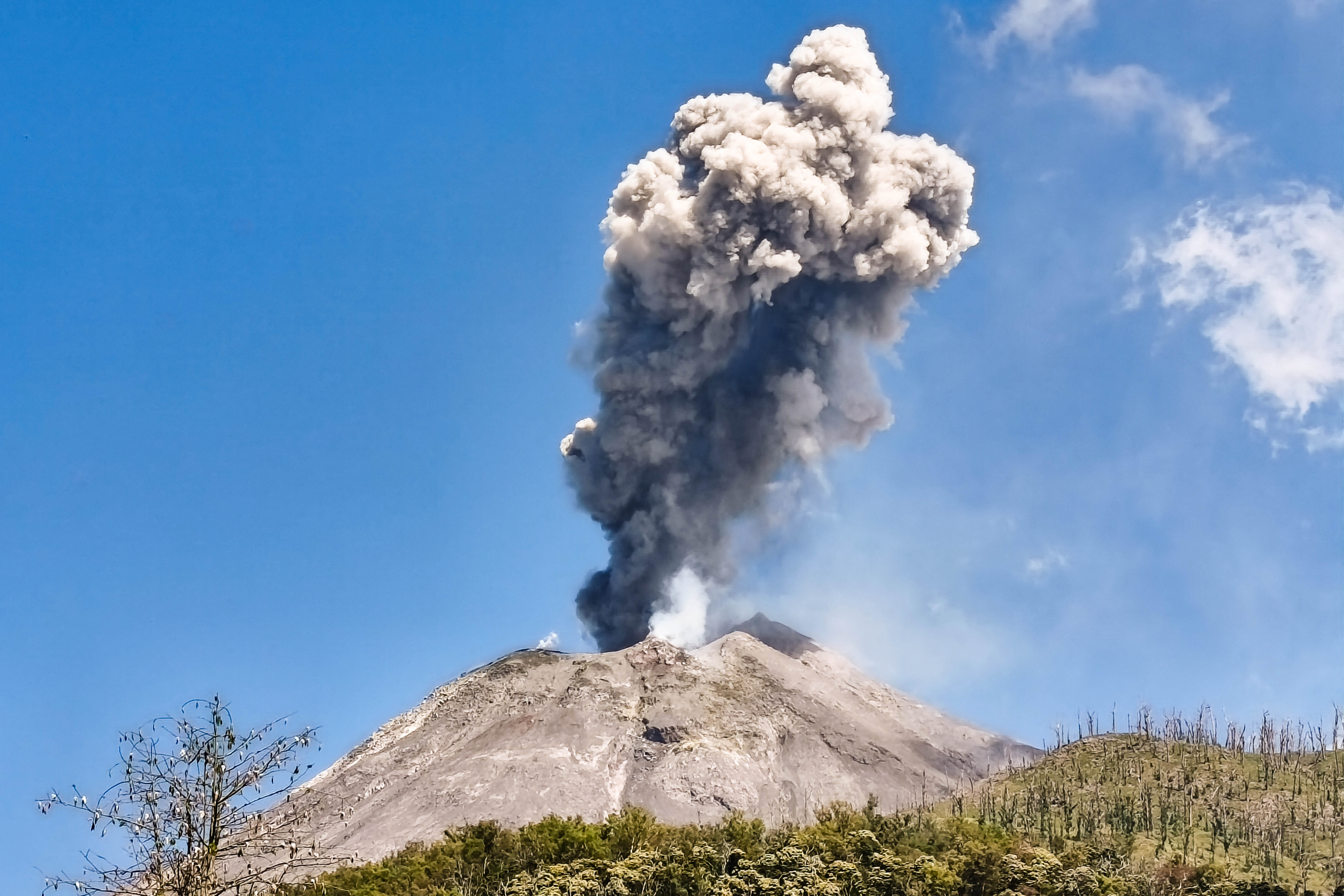 Day in Photos: Volcanic Eruption in Indonesia, 80th Session of the UN General Assembly, and Super Typhoon Ragasa