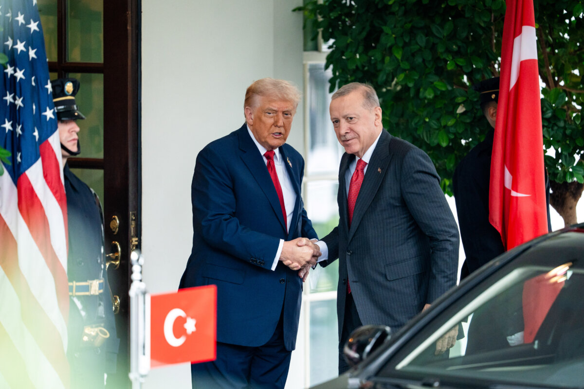 U.S. President Donald Trump welcomes Turkish President Recep Tayyip Erdogan to the White House on Sept. 25, 2025. (Madalina Kilroy/The Epoch Times)