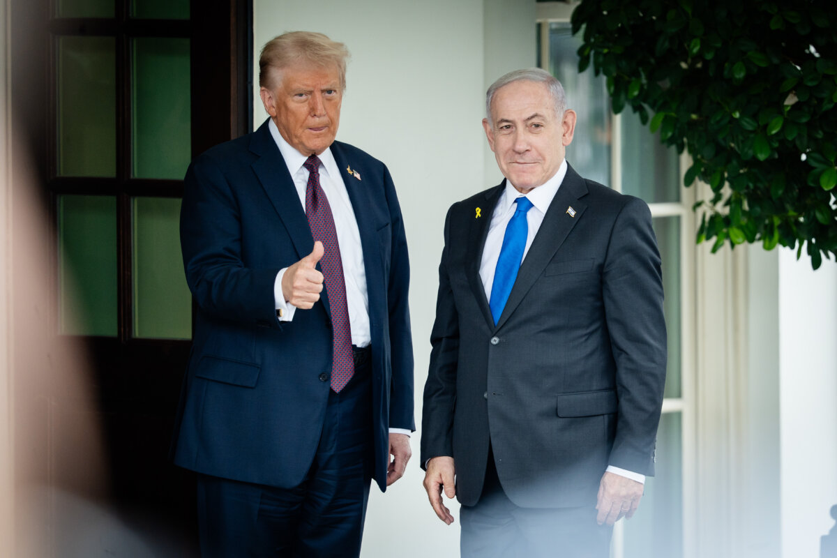 President Donald Trump greets Israeli Prime Minister Benjamin Netanyahu at the White House on Sept. 29, 2025. (Madalina Kilroy/The Epoch Times)