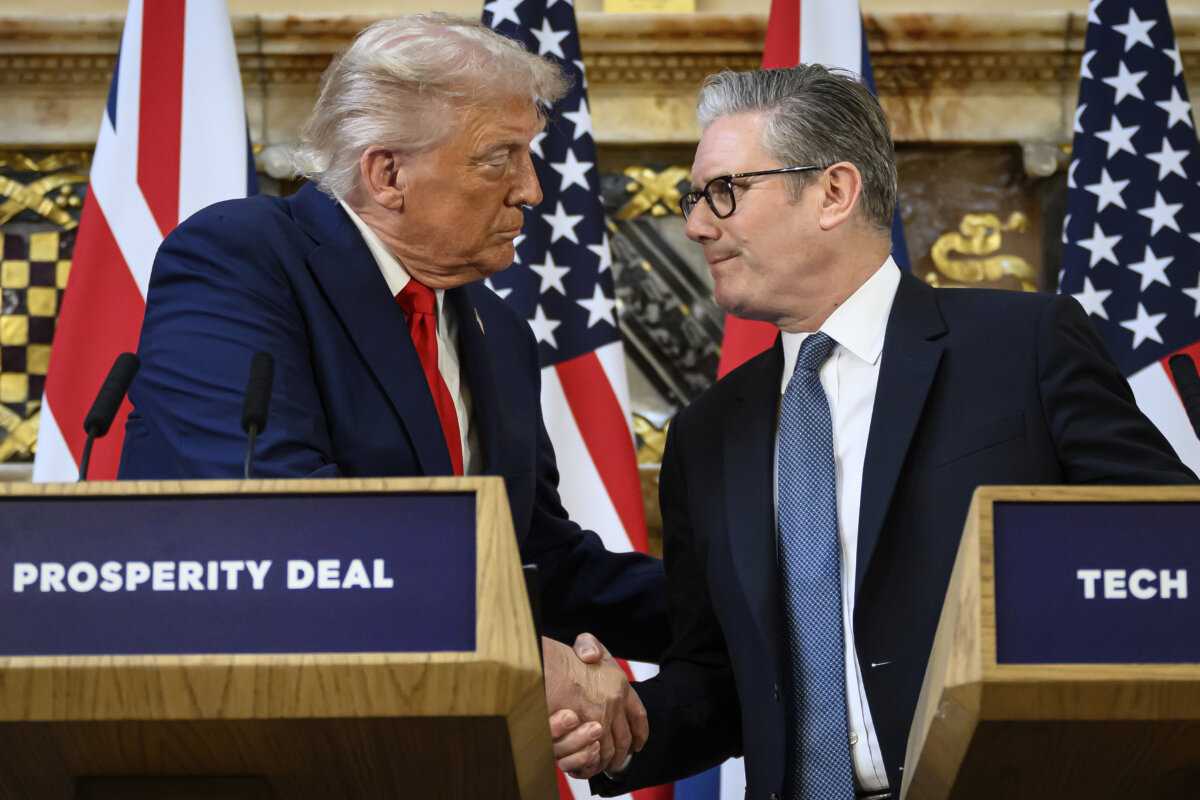 U.S. President Donald Trump (L) and British Prime Minister Keir Starmer shake hands during a news conference at Chequers near Aylesbury, England, on Sept. 18, 2025. (Leon Neal/AP)