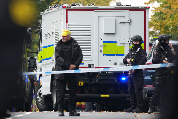 Vehicle and Stabbing Attack Outside Manchester Synagogue; Government Enters 2nd Day of Shutdown | NTD Good Morning (Oct. 2)