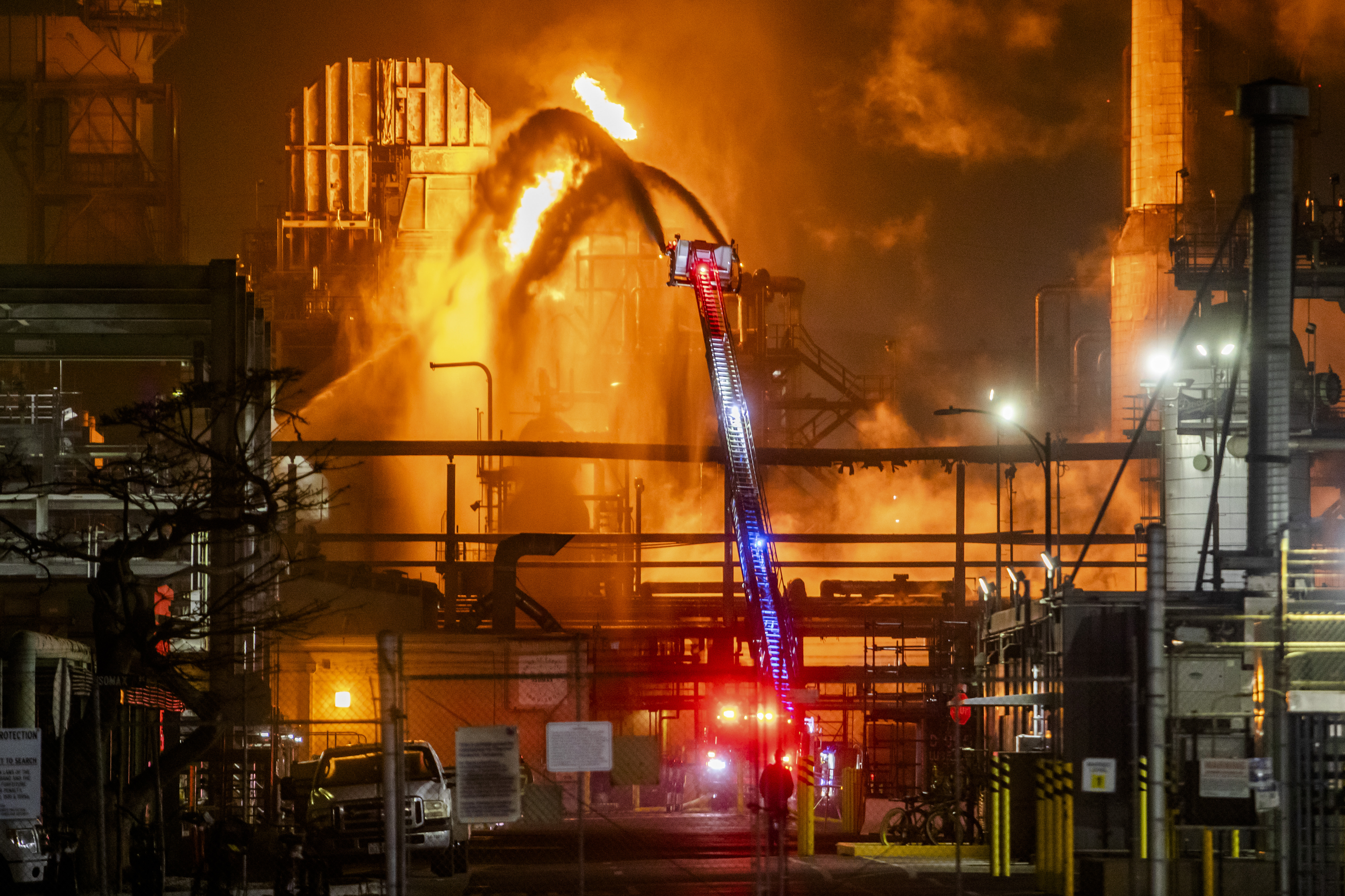 Day in Photos: Chevron Refinery on Fire, Government Shutdown, and ‘The Stars’ Installation