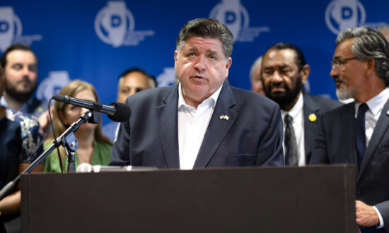 Pritzker Signs Law Limiting Federal Immigration Enforcement in Illinois