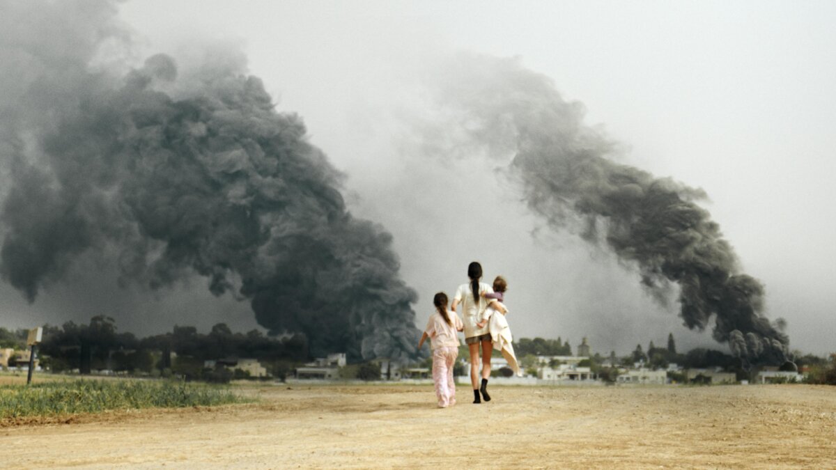 Bat Sheva Yahalomi (Rotem Sela) rushes her children away from danger, in “Red Alert.” (Paramount+)