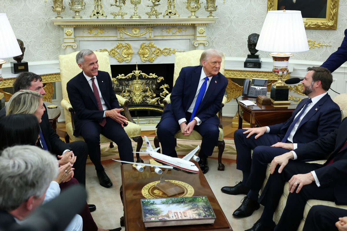 U.S. President Donald Trump speaks to reporters alongside Canadian Prime Minister Mark Carney and American and Canadian cabinet members in the Oval Office of the White House in Washington on Oct. 7, 2025. (Anna Moneymaker/Getty Images)