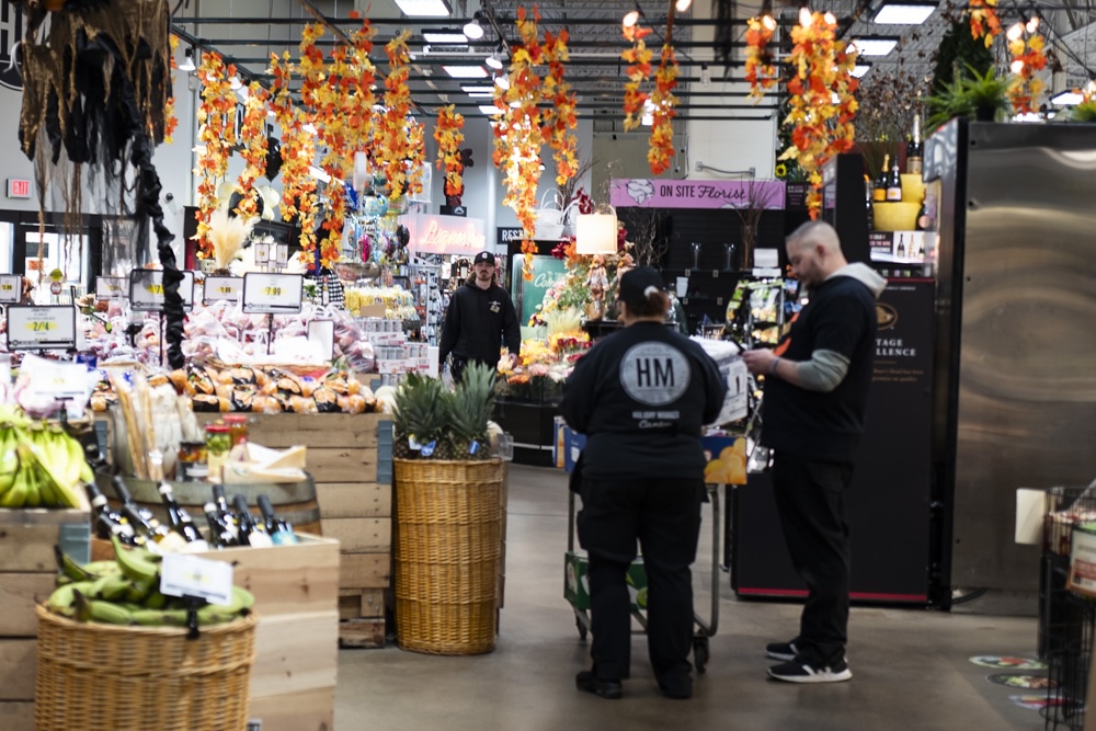 Shoppers at a grocery store in Canton, Mich., on Oct. 11, 2024. (Madalina Vasiliu/The Epoch Times)