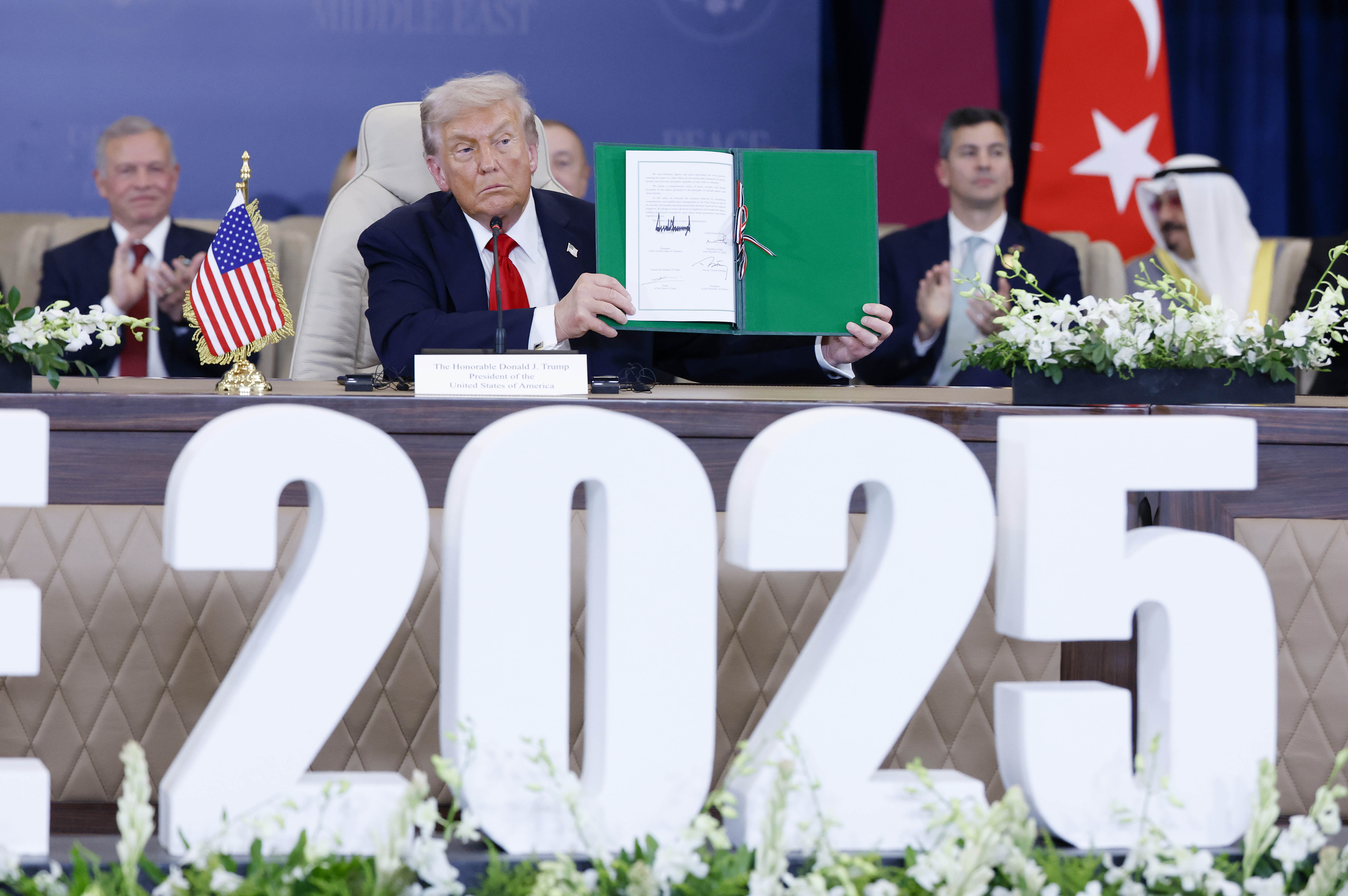 Trump, World Leaders Sign Gaza Peace Declaration After Living Hostages Freed