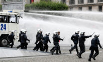 Day in Photos: Strike in Belgium, Road Collapse in Honduras, and Balloon Festival
