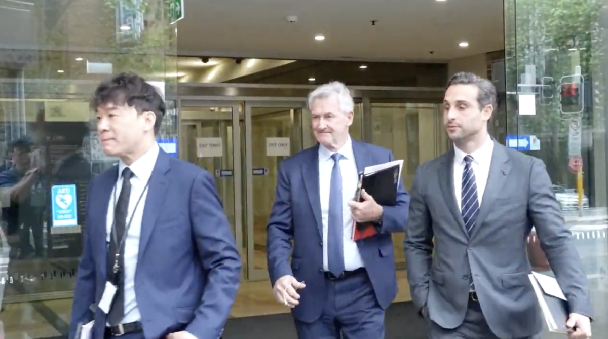 Heiress Yang Lanlan's lawyer, John Korn (M), leaves the court after a third hearing at the Downing Centre Local Court in Sydney on Oct. 17, 2025. (Zhou Dong/NTD)