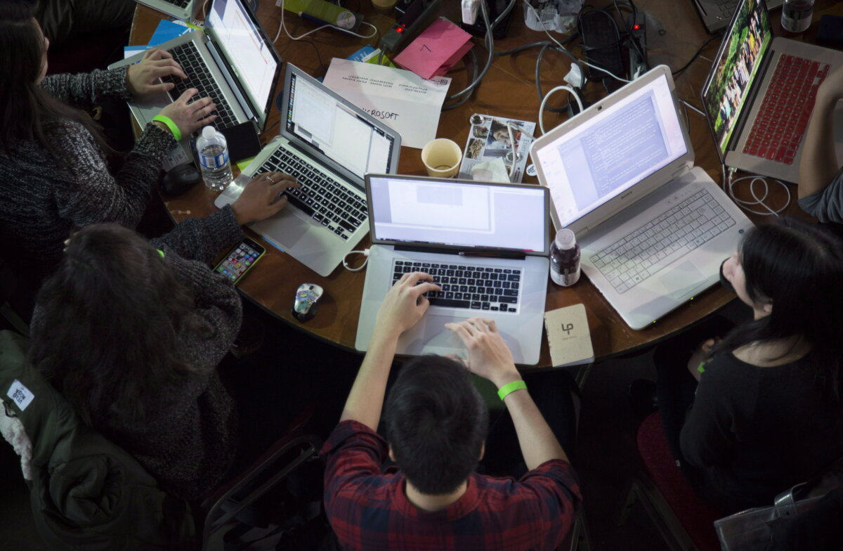 Participants take part in HTML500, a course teaching computer coding skills, in Vancouver, on Jan. 24, 2015. (The Canadian Press/Jonathan Hayward)