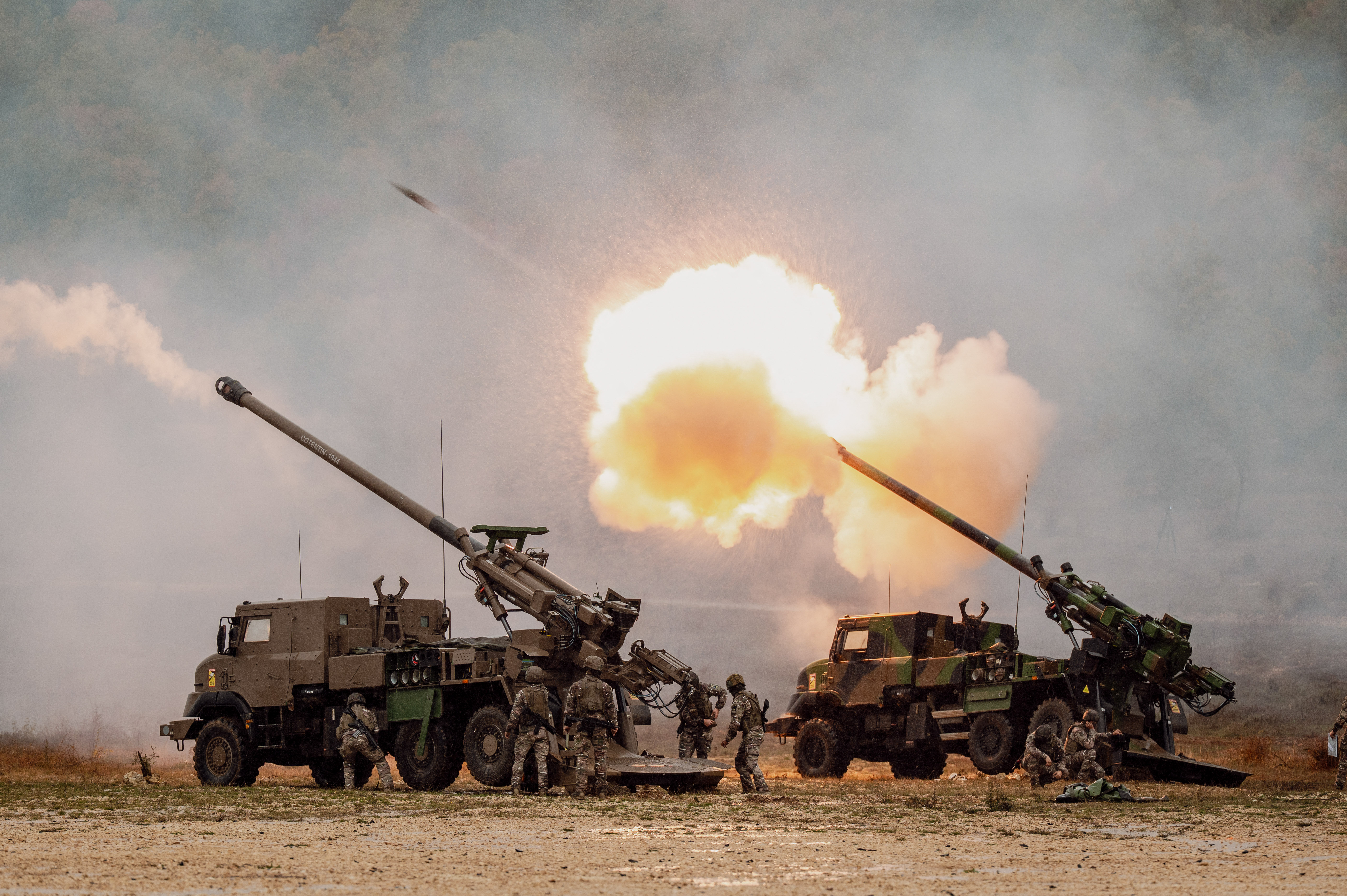 Day in Photos: Artillery Demonstration Day, Louvre Remains Closed, and Green Peafowl
