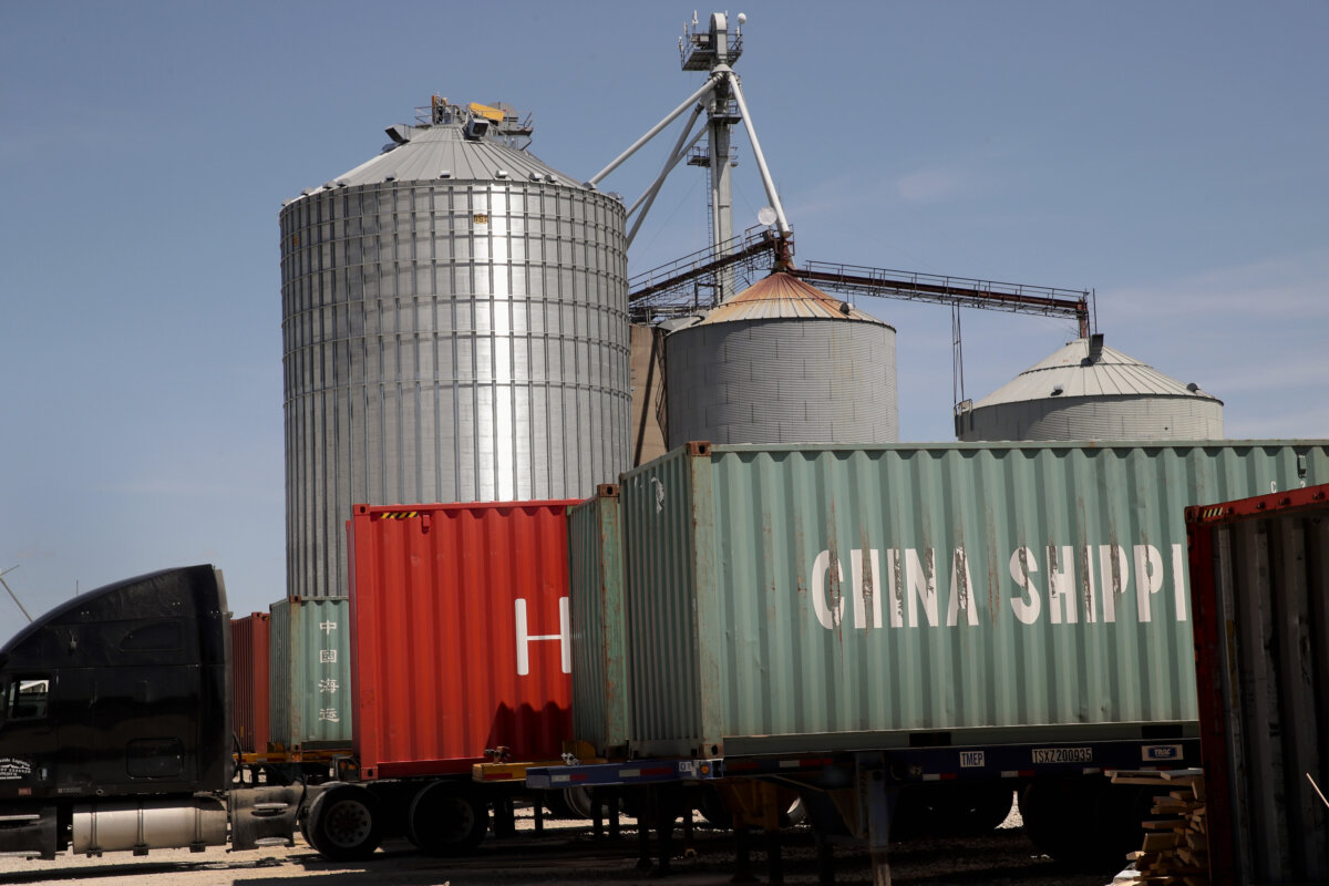 Shipping containers are loaded with soybeans at a Ruff Bros. Grain elevator in Blackstone, Illinois, on June 13, 2018. (Scott Olson/Getty Images)