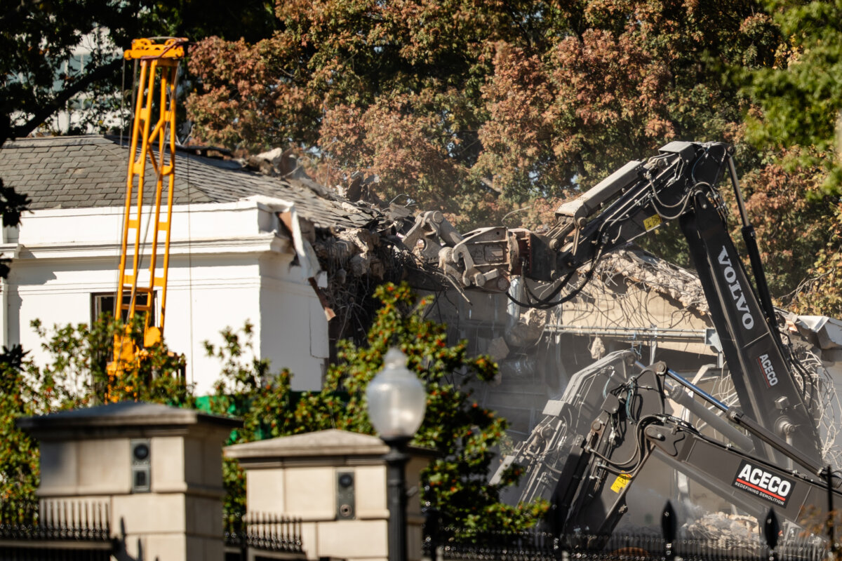 Construction is underway on a ballroom being added to the East Wing of the White House on Oct. 21, 2025. (Madalina Kilroy/The Epoch Times)