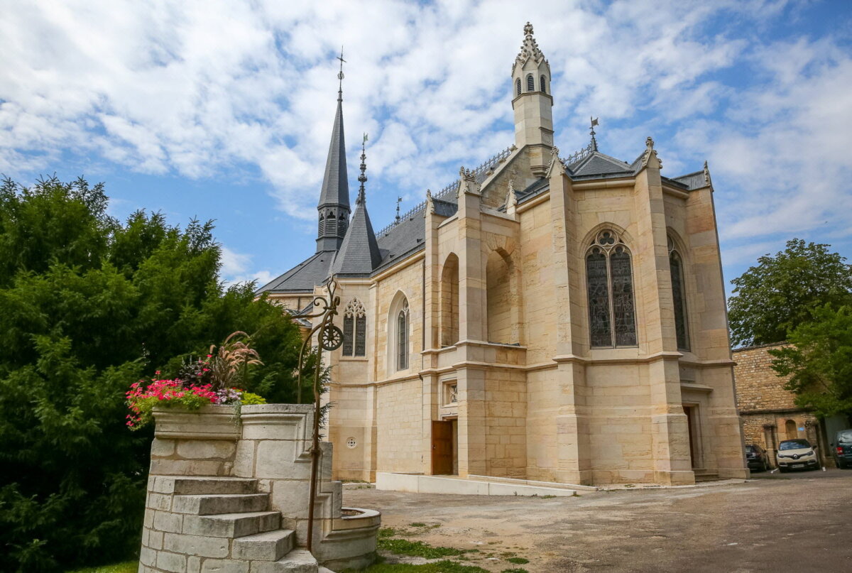 After Emmanuel Crétet bought the complex in 1791, many structures at Chartreuse de Champmol were torn down and rebuilt, excluding the original water well in front of the church. Built in the Gothic Revival style, the chapel’s reconstruction with its turrets, pointed arches, and tracery, was believed to hearken back to its original structure. (LBP/Stéphane RAK)