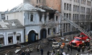 Russia Launches Overnight Air Strikes After Trump–Putin Summit Put on Hold; Immigration Sweep in NYC’s Chinatown Meets With Protests