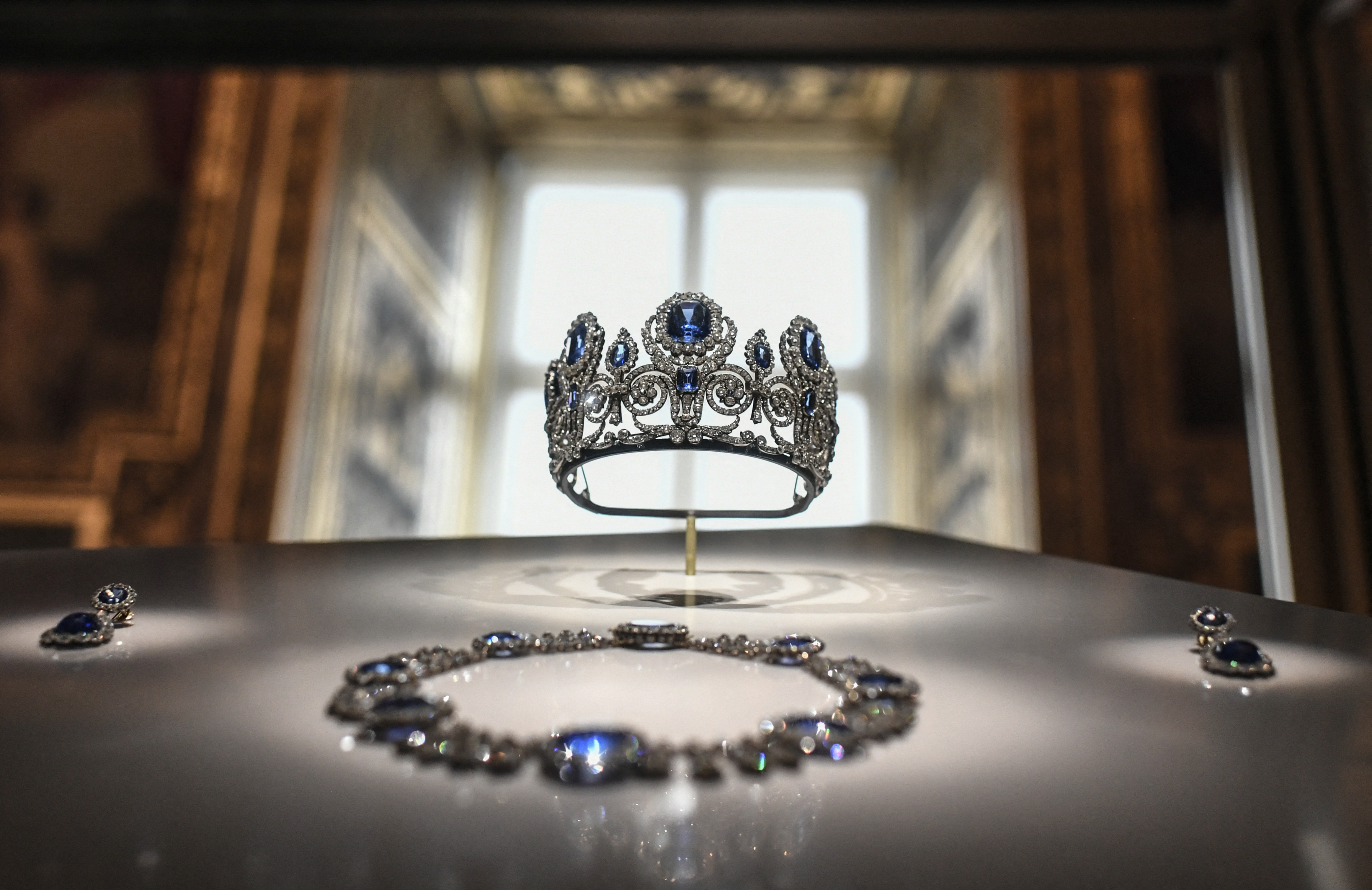 stole Louvre jewels