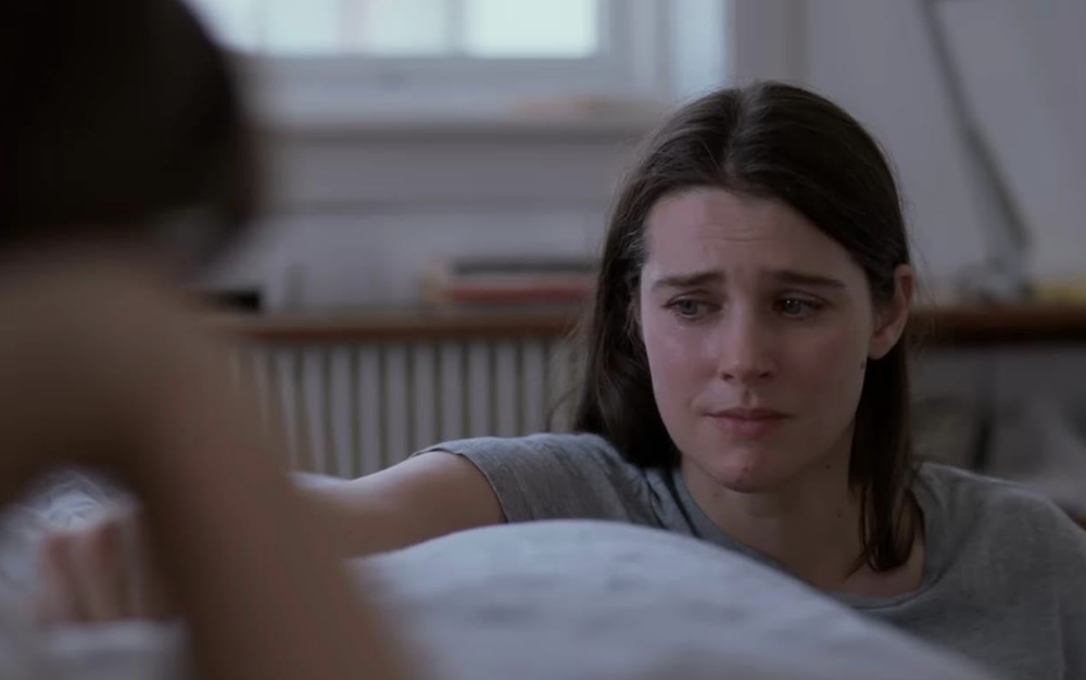 2 sisters talking in bedroom in sentimental value