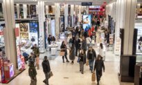 US Business Activity Accelerates as Consumer Mood Slips