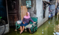 Day in Photos: Floods in Indonesia, Trump Travels to Malaysia, and Annual Carp Fishing Season