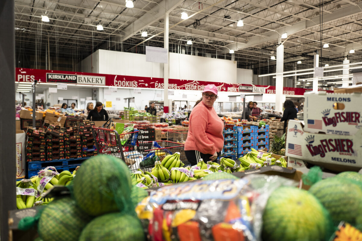 People shop at a grocery store in Elkridge, Md., on Oct. 24, 2025. (Madalina Kilroy/The Epoch Times)