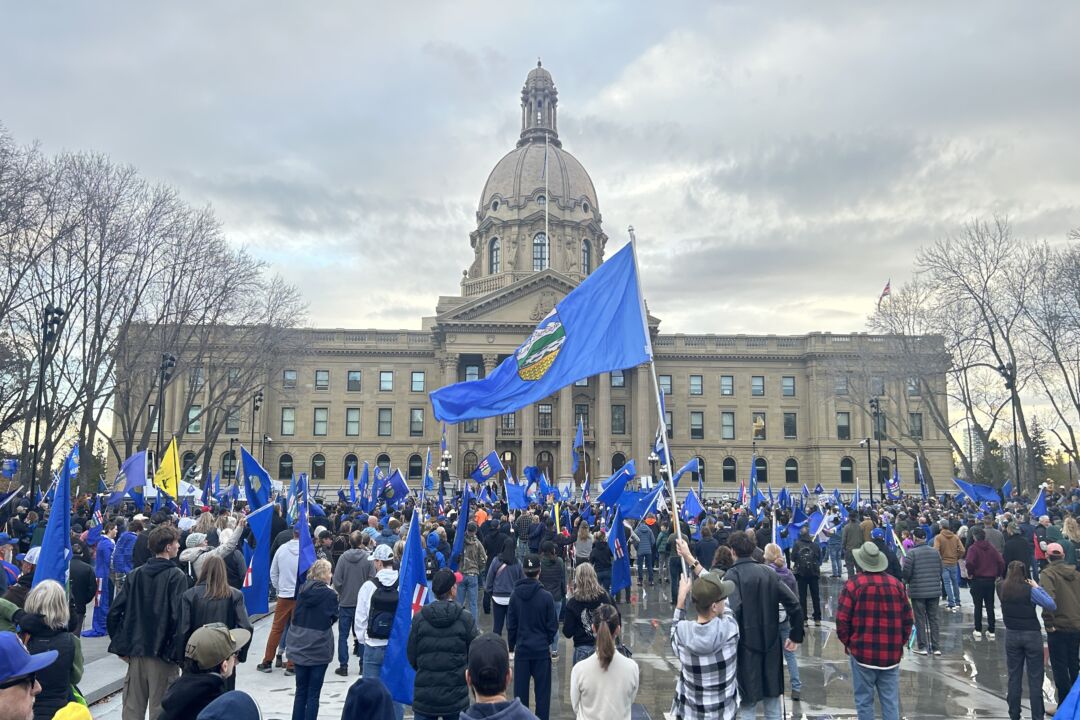 Thousands Rally in Edmonton Supporting Alberta Independence Referendum