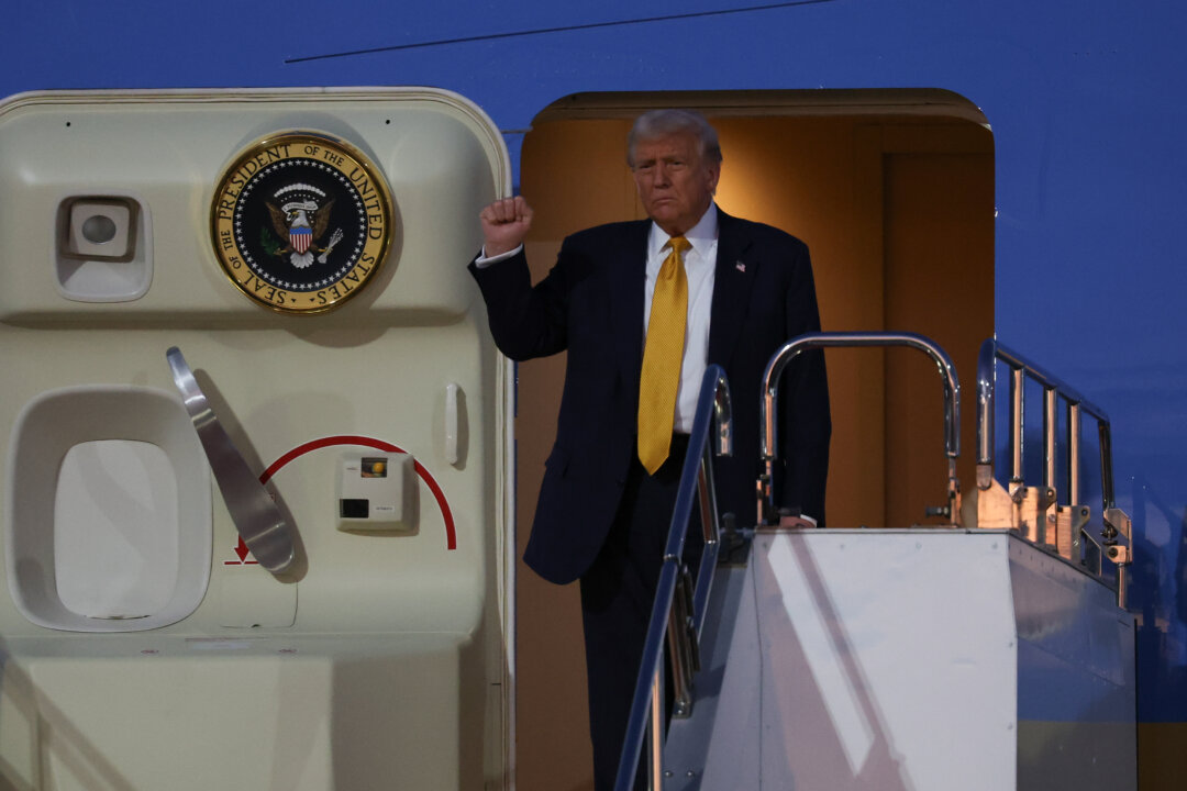 Trump Welcomed by Japanese Emperor on State Visit