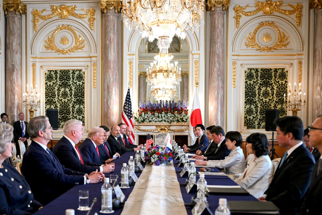 Trump, Japanese Prime Minister Hold Bilateral Talks on Trade, Security