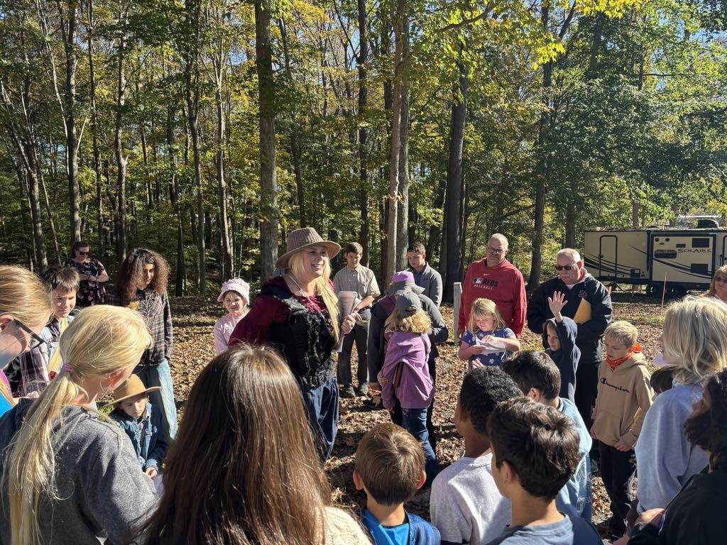 Homesteader Melissa Renee teaches a foraging class at the Heritage Explorers Fest and History Fair in McArthur, Ohio, on Oct. 16, 2025. (Jeff Louderback/The Epoch Times)