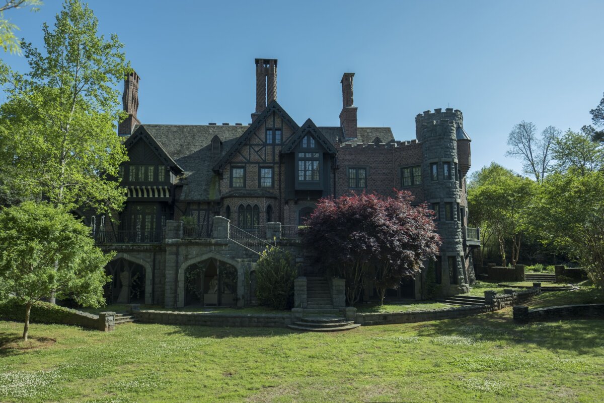 A publicity still for 2018 TV mini-series “The Haunting of Hill House,” based on Shirley’s Jackson novel. (MovieStillsDb)