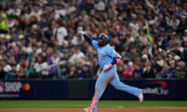 Guerrero, Springer Sparks Blue Jays, Who Hit 5 HRs and Cut Mariners’ ALCS Lead to 2-1 With 13-4 Rout