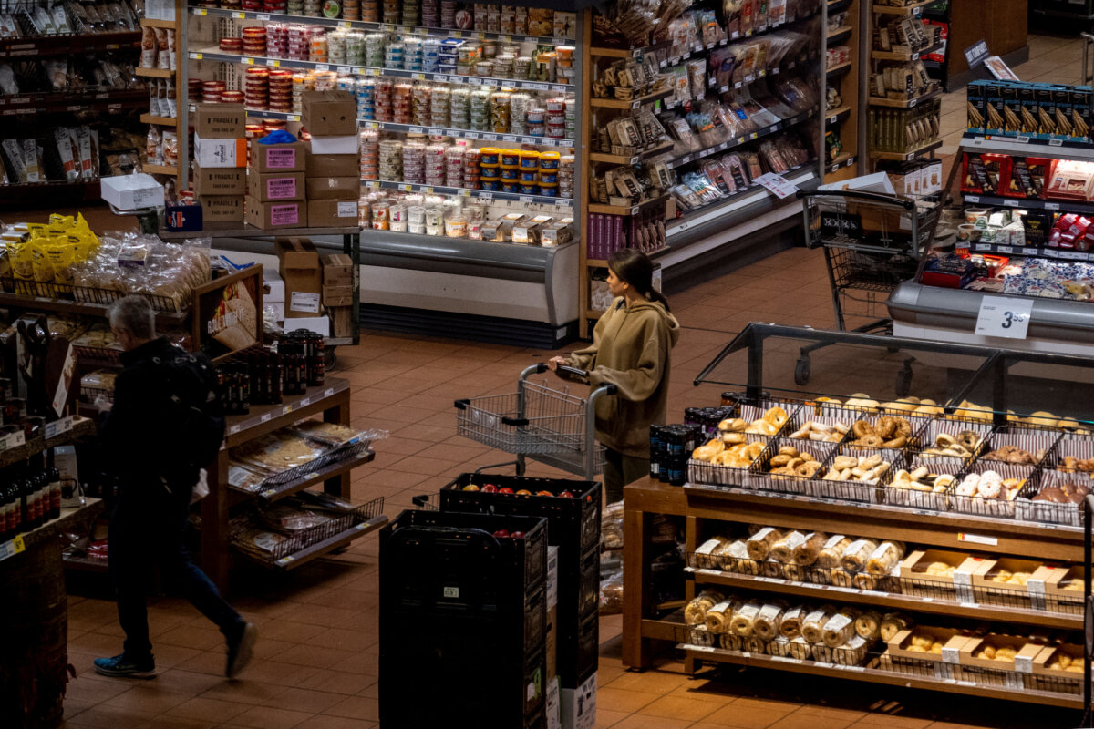 People shop at a grocery store in Toronto, on Nov. 22, 2022. (Reuters/Carlos Osorio)