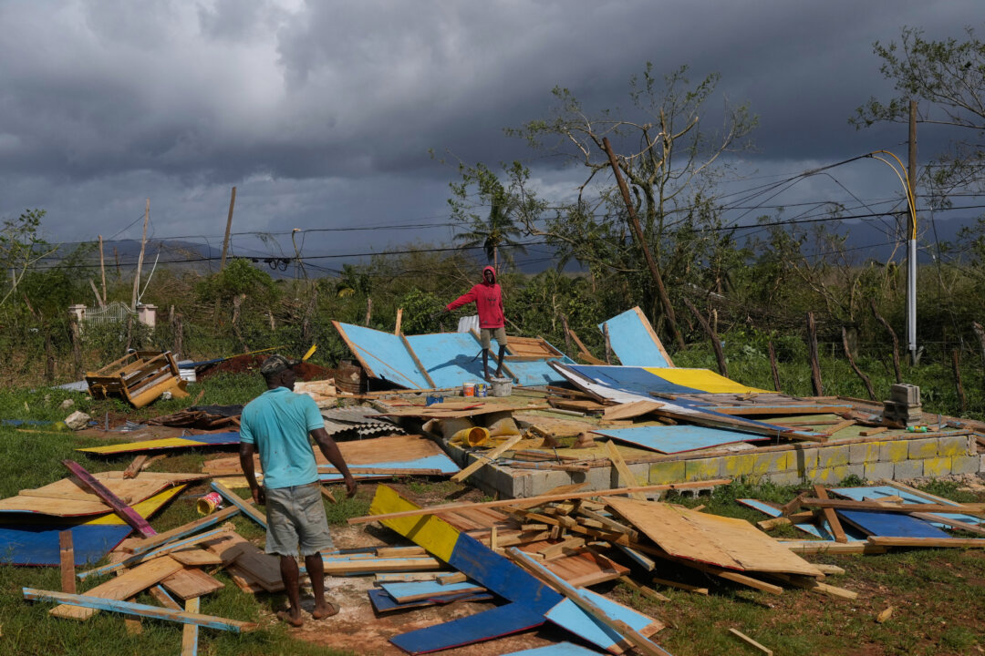Hurricane Melissa Strands Thousands in Jamaica; UK, US Organize Mass Evacuations
