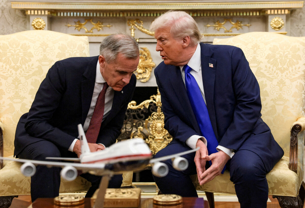U.S. President Donald Trump meets with Canadian Prime Minister Mark Carney in the Oval Office at the White House in Washington, D.C., U.S., October 7, 2025. (REUTERS/Evelyn Hockstein/File Photo)