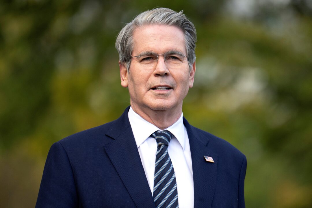 Bessent Suggests US Already in Housing Recession, Calls for Lower Interest Rates