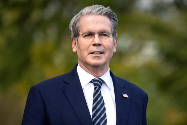 Bessent Suggests US Already in Housing Recession, Calls for Lower Interest Rates