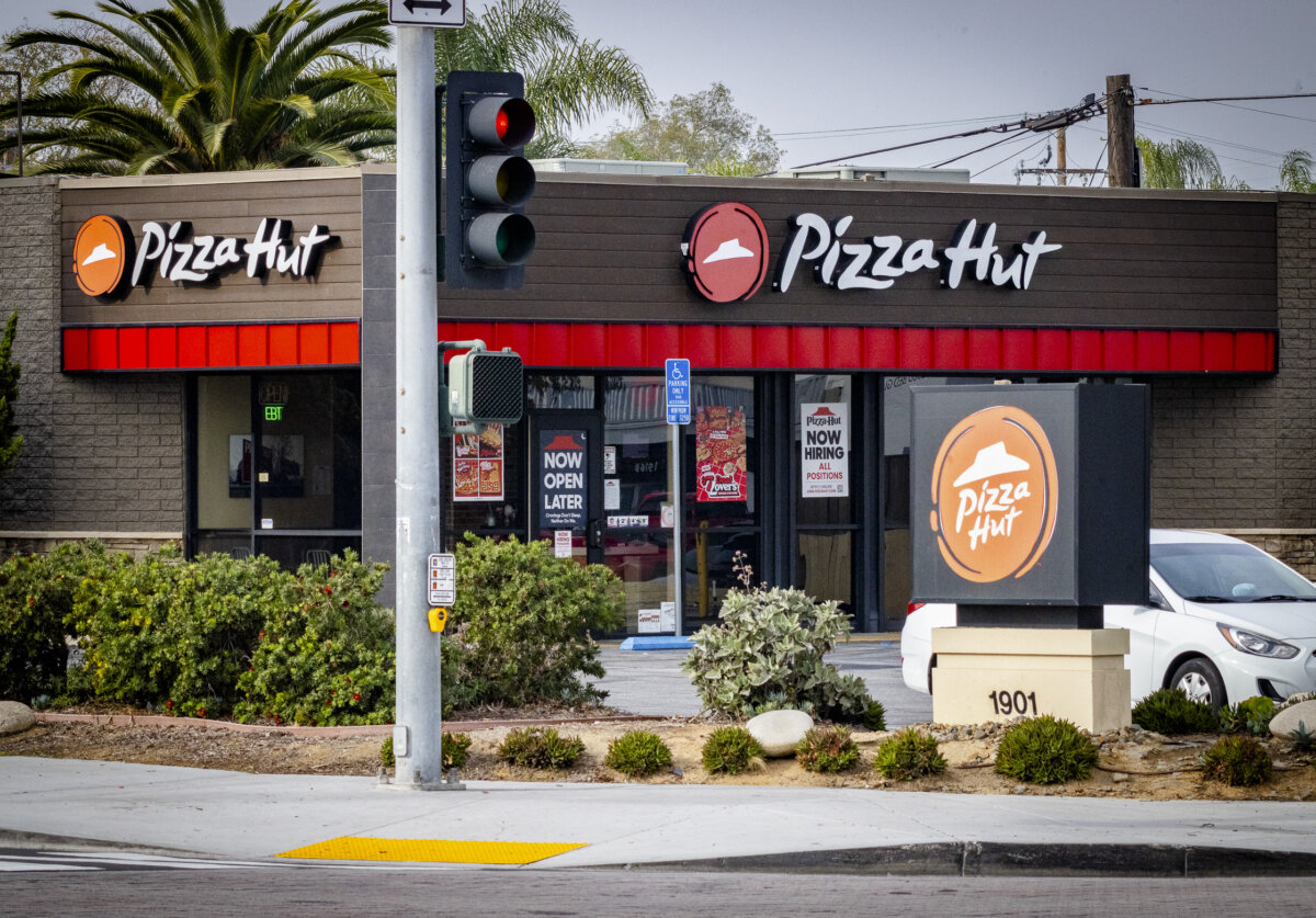 A Pizza Hut store in Costa Mesa, Calif., on Dec. 27, 2023. (John Fredricks/The Epoch Times)
