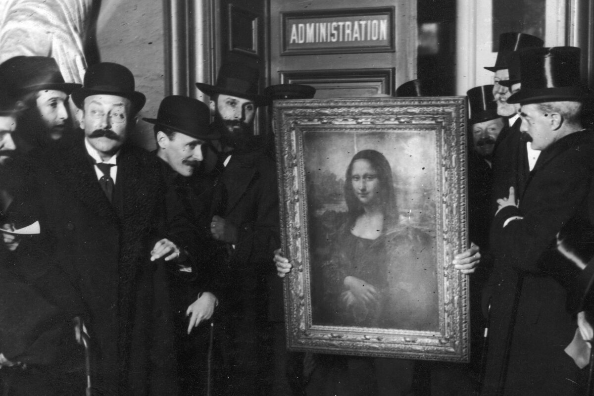 Officials gather around Leonardo da Vinci's “Mona Lisa” after its return to Paris on Jan. 4, 1914. The painting was stolen from the Louvre in Paris by Vincenzo Peruggia in 1911. (Paul Thompson /Getty Images)