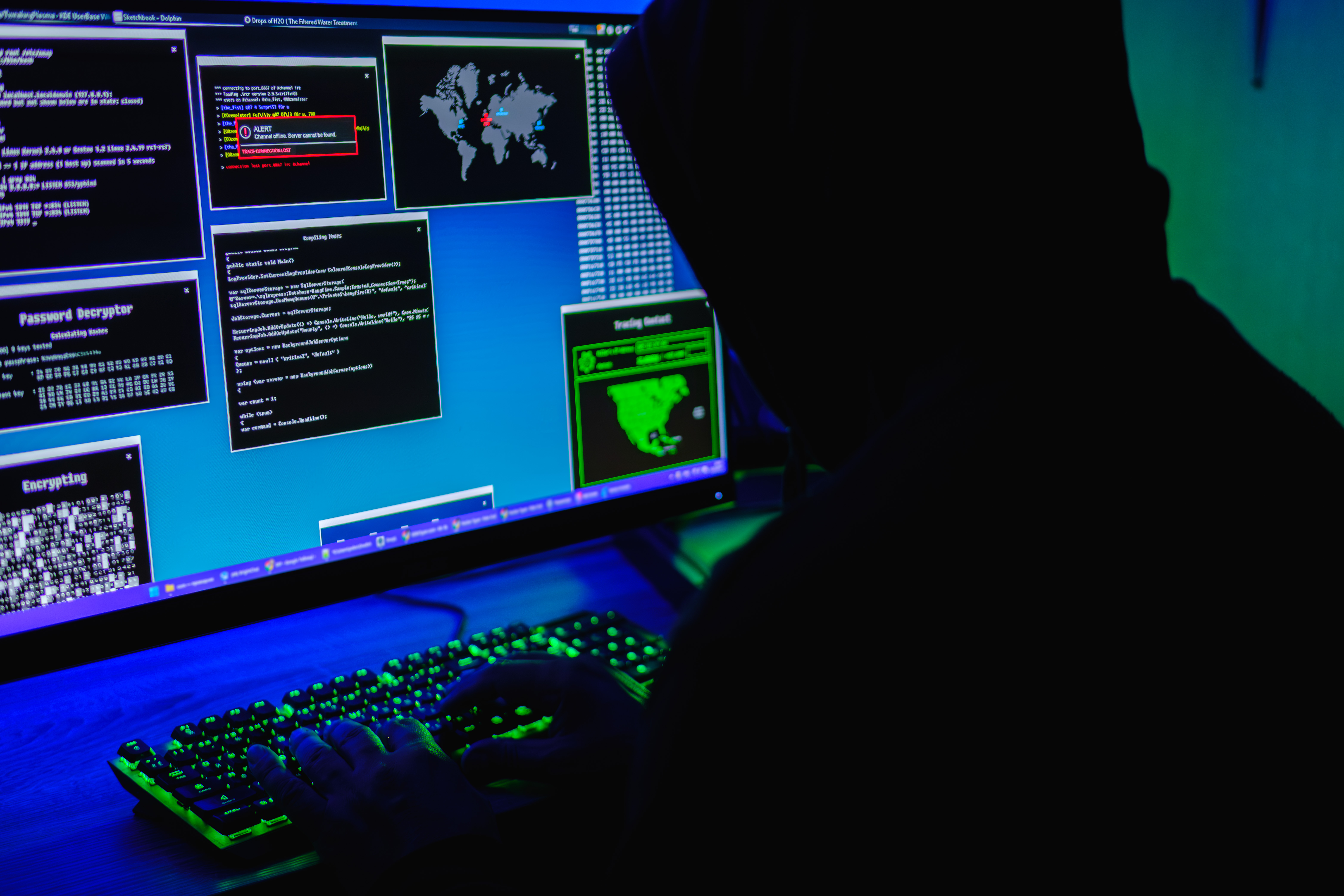 На этой фотоиллюстрации хакер печатает на компьютерной клавиатуре 13 мая 2025 года. (Олексий Пыдсосонний/The Epoch Times)