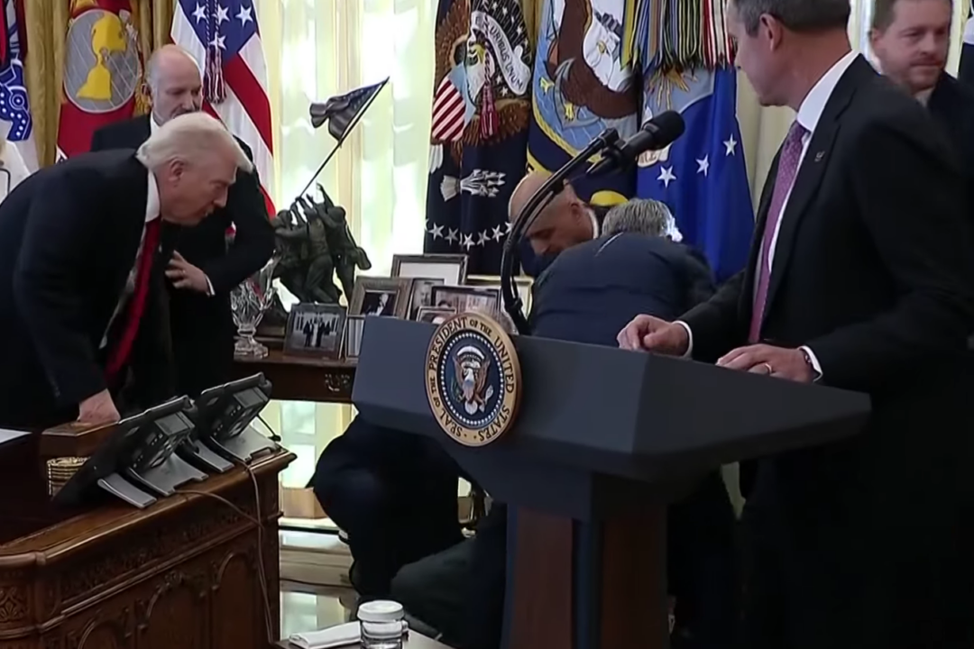 Man Faints in Oval Office as Trump Admin Announces Price Cuts in Weight-Loss Drugs