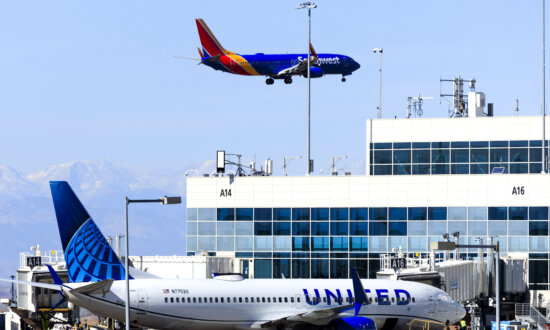 2,500 Weekend Flights Canceled as US Government Funding Impasse Persists